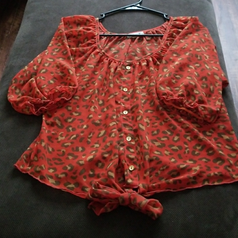 Leopard print blouse, with tie.