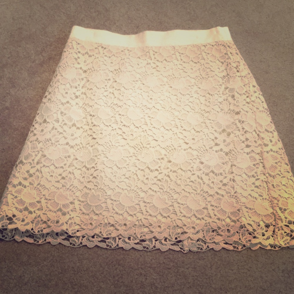 00 Petite-Short embroidered cream skirt