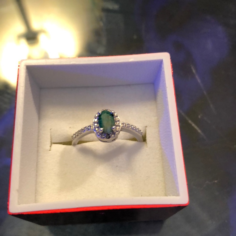 Sterling silver ring with emerald stone