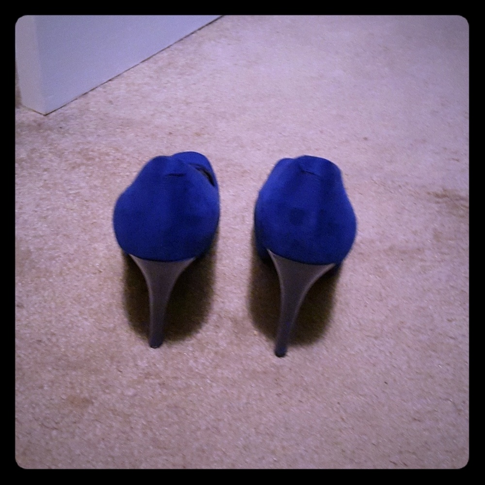 Guess peep toe pumps