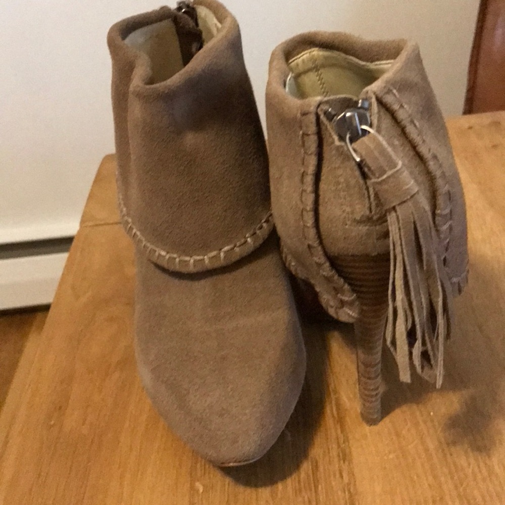 Max studio Taupe ankle Boots