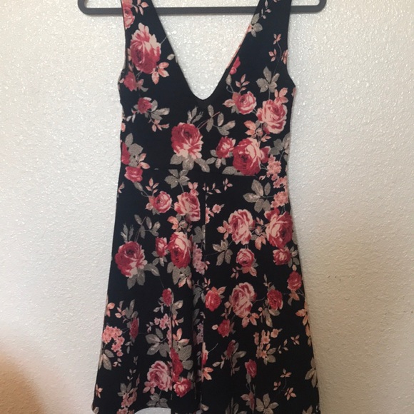 Adorable & sexy flower plunging A-line - Picture 4 of 5