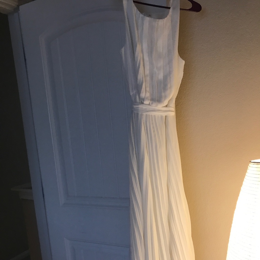 White dress/Wedding dress