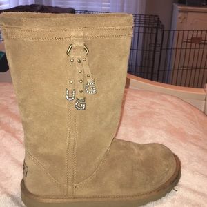 Girls ugg boots.