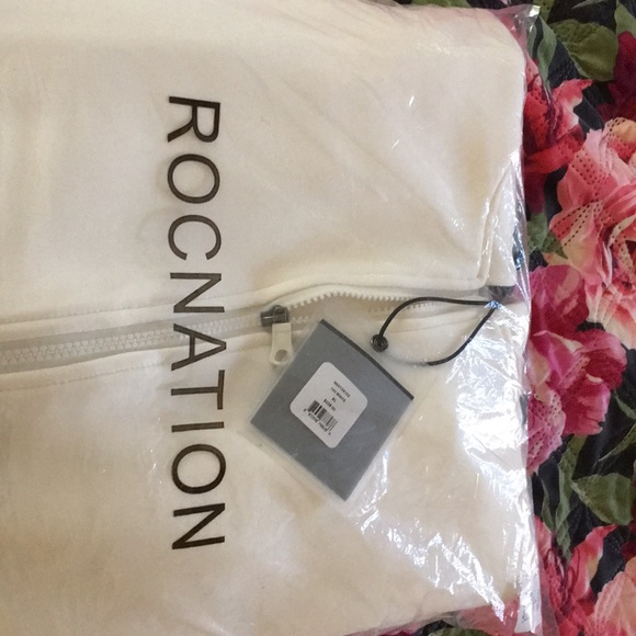 Rocnation Other - 🎩 RARE ROCNATION PAPER PLANES ZIP UP HOODIE..