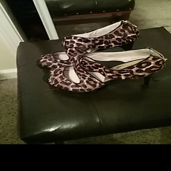 Shoes - Picture 2 of 4