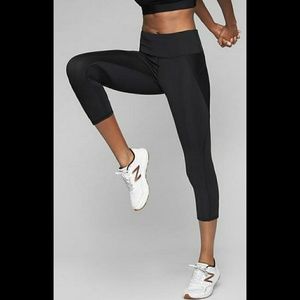 Athleta Stealth Capri Black Reflectors Yoga 73345