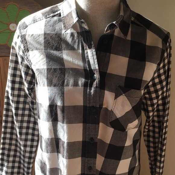 American Eagle Women’s Plaid Jegging Shirt - Picture 5 of 7