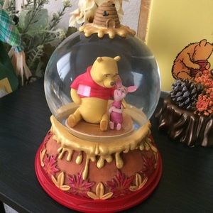 Rare Hallmark Winnie the Pooh Holiday Snow Globe