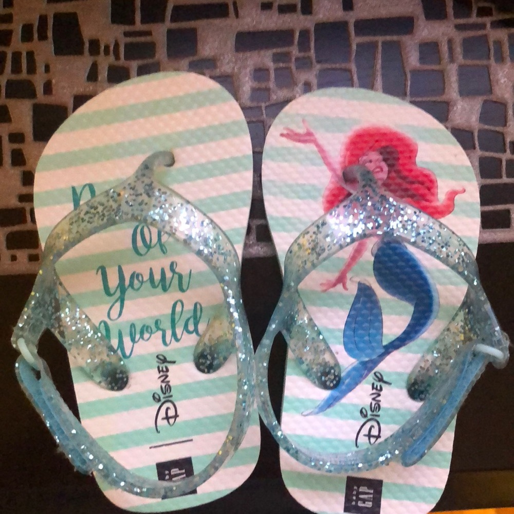 Gap toddler flip flops Ariel