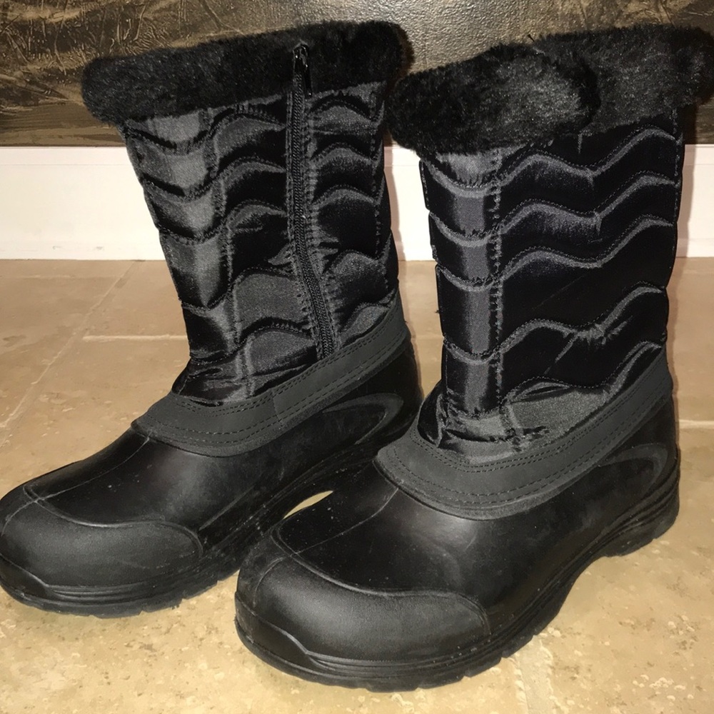 Black snow boots women’s size 10