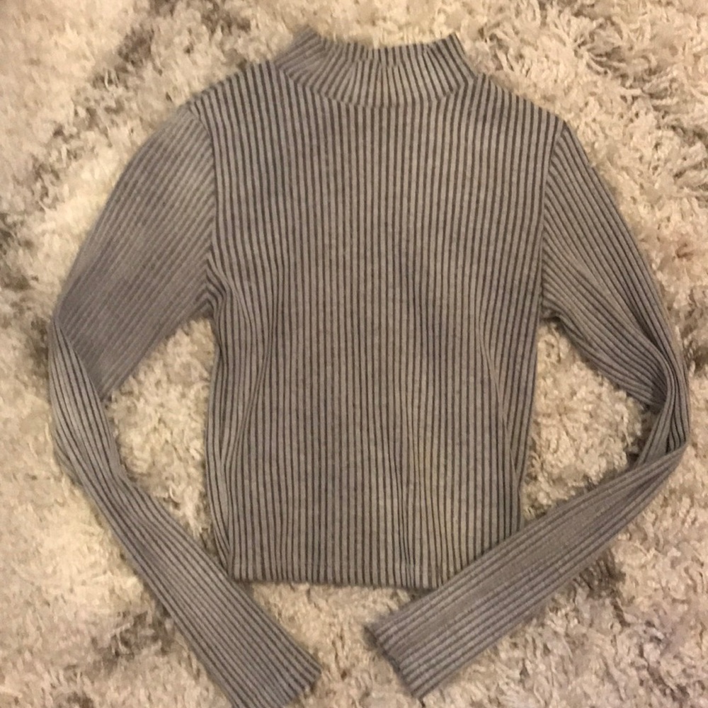 Turtle neck ribbed crop top.