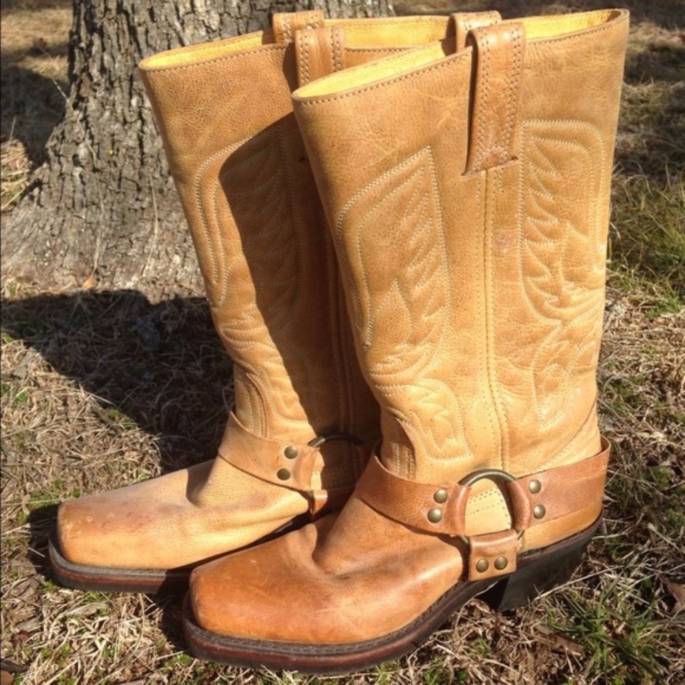 Size 7 Beautiful stitched Frye boots