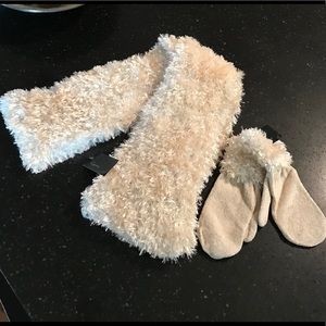 Cejon women’s scarf and mittens set. NWT!