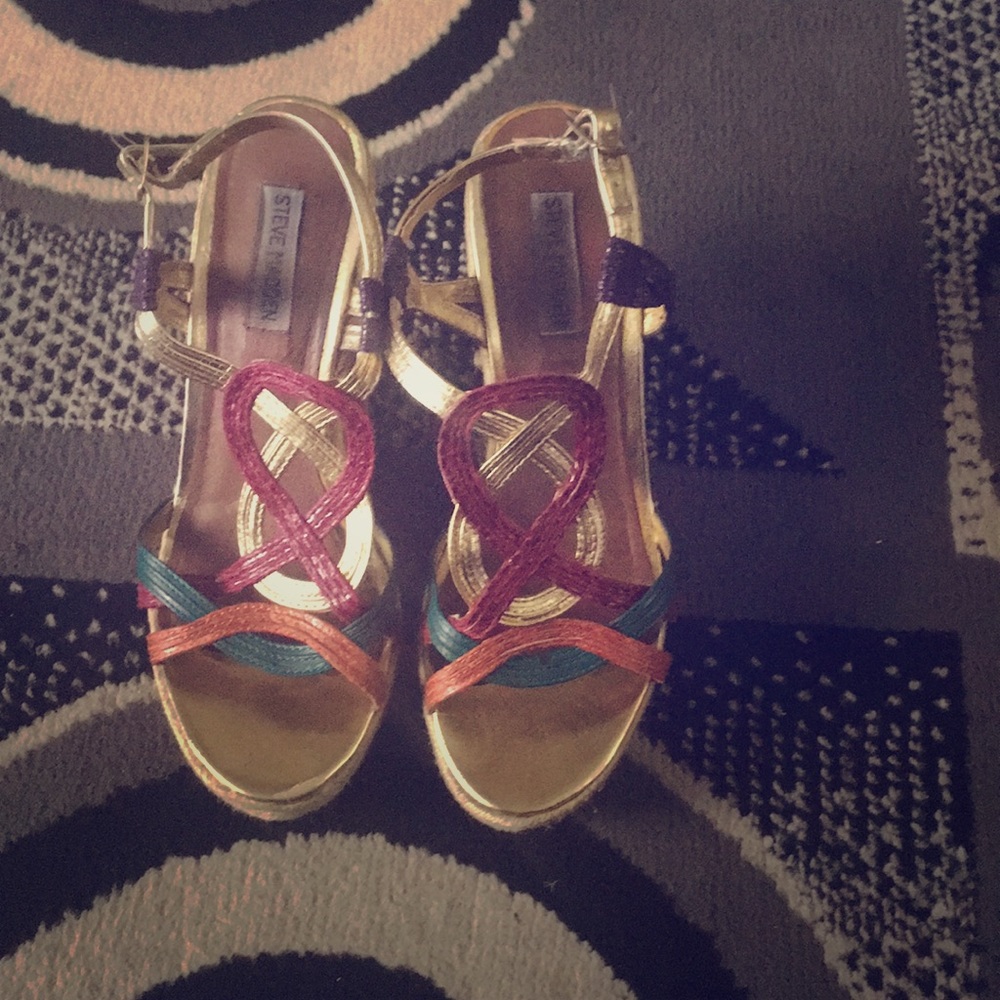 Size 10 Steve Madden wedge hills.