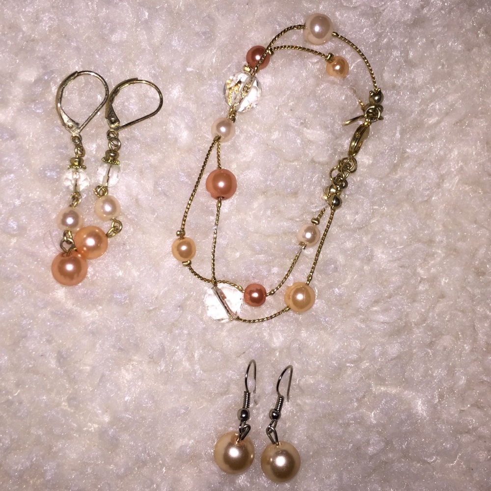 Pink pearl bracelet with 2 sets of earrings