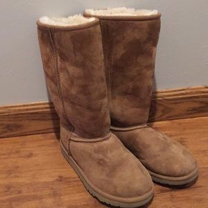 UGGS Kids Girl Boots Size 4