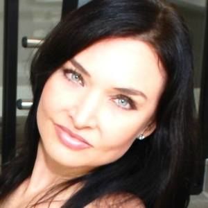 Meet your Posher, Larissa