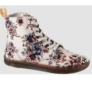 Dr. Marten Hackney boot