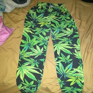 Black and green leaf print