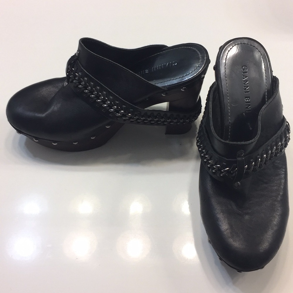 Gianni Bini black leather heels
