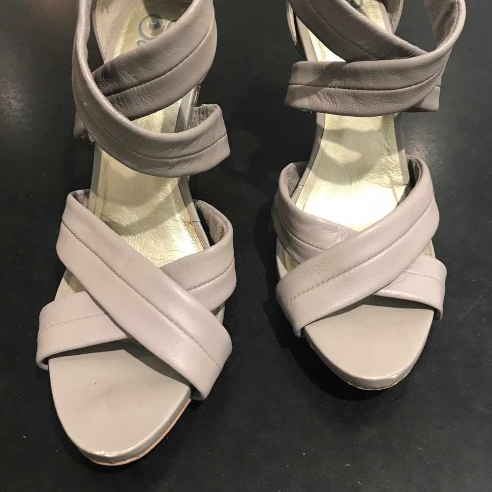 Cool grey high heeled Seychelles sandals. Size 8.