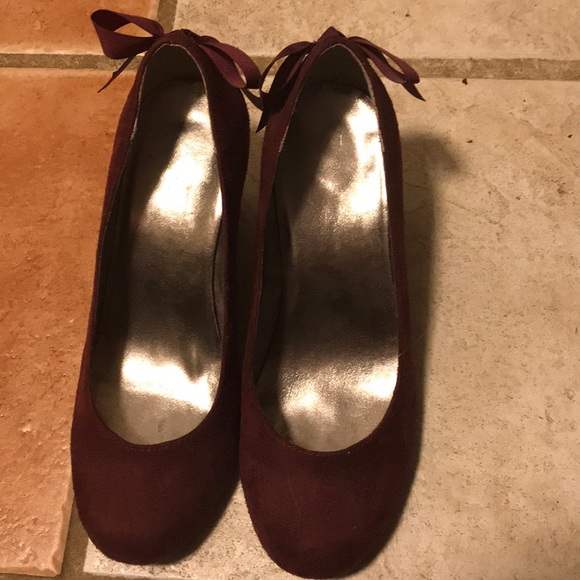 Maroon Bow Wedges - Picture 2 of 5