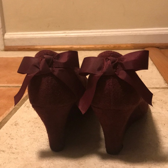 Maroon Bow Wedges - Picture 3 of 5