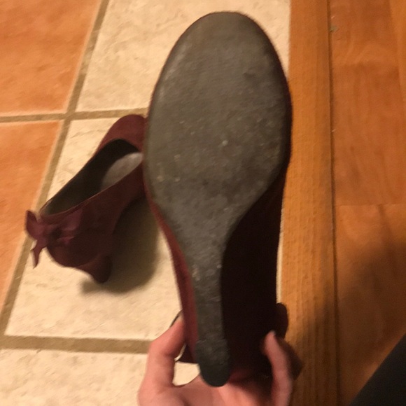 Maroon Bow Wedges - Picture 4 of 5