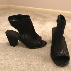 Black, snake skin like wedge