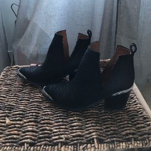 RARE Hunt the Plains Cromwell booties