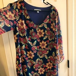 Boutique dress with open shoulders and sleeve