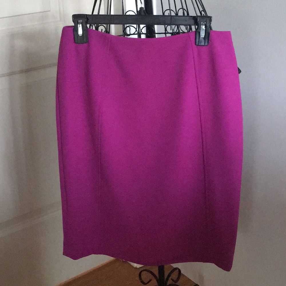 Seamed magenta skirt by Halogen