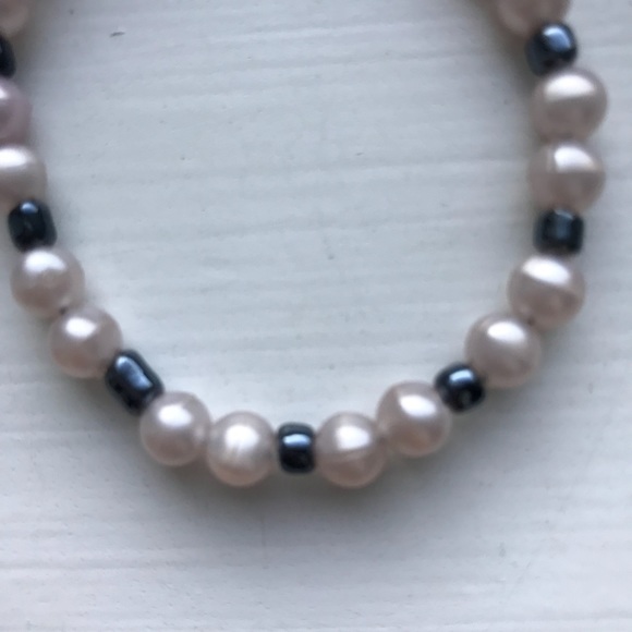 Blush pink & gunmetal beaded elastic bracelet - Picture 2 of 5