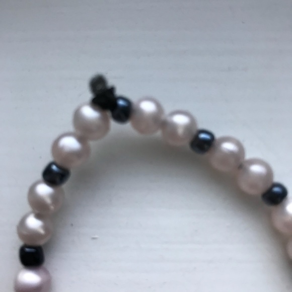 Blush pink & gunmetal beaded elastic bracelet - Picture 3 of 5