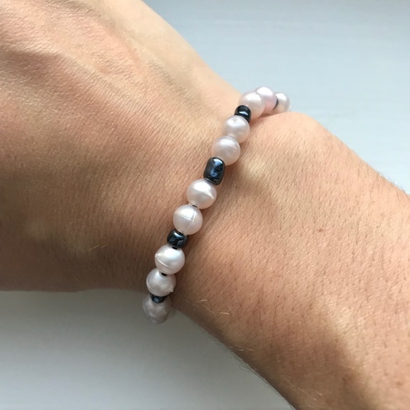 Blush pink & gunmetal beaded elastic bracelet - Picture 4 of 5