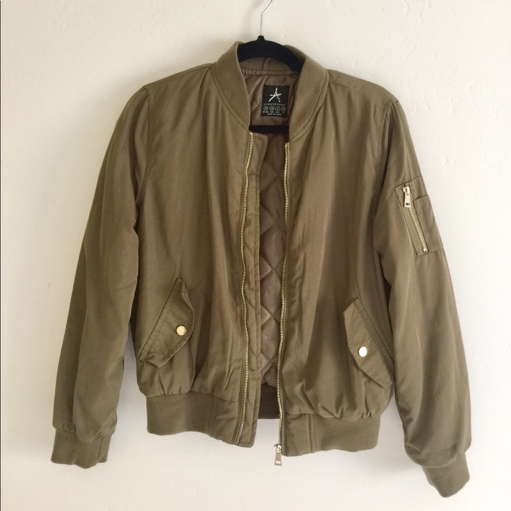 ✨ Army green bomber jacket ✨