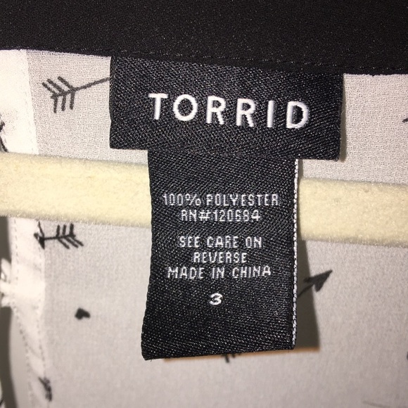 Torrid arrows and hearts button back close top 3 - Picture 2 of 6