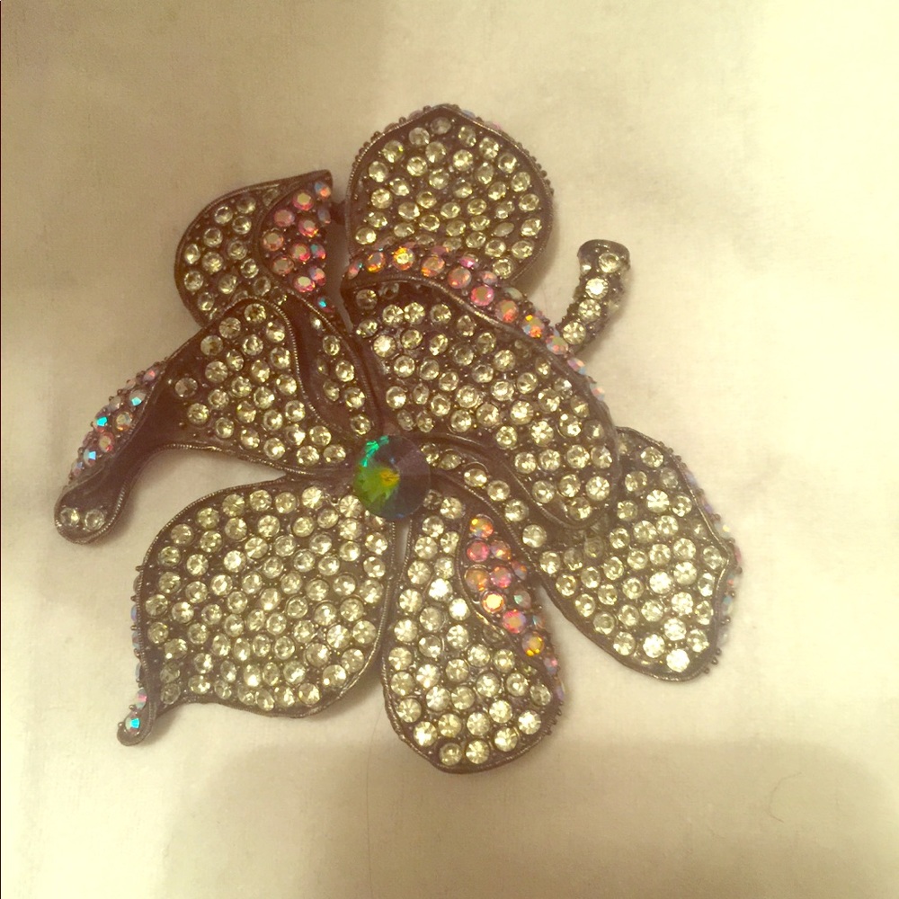 Beautiful broach
 🌺