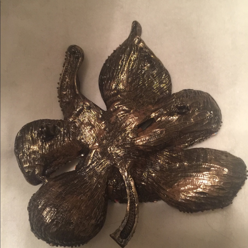 Beautiful broach
๐บ - Picture 2 of 2