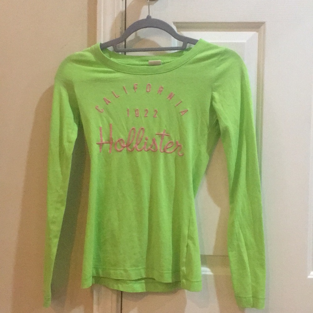 A women's Hollister top