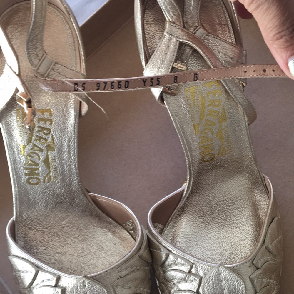 Vintage Ferragamo Gold Leaf heels - Picture 3 of 7