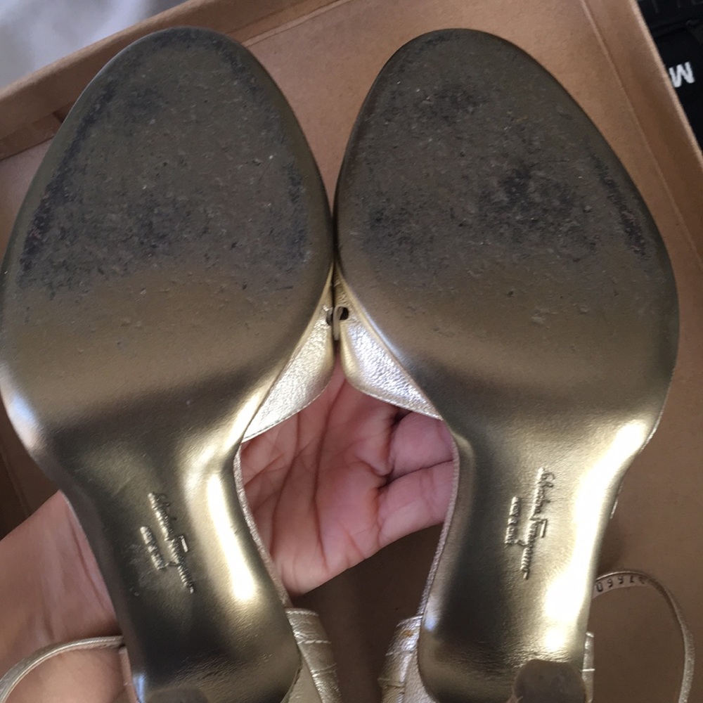 Vintage Ferragamo Gold Leaf heels - Picture 4 of 7