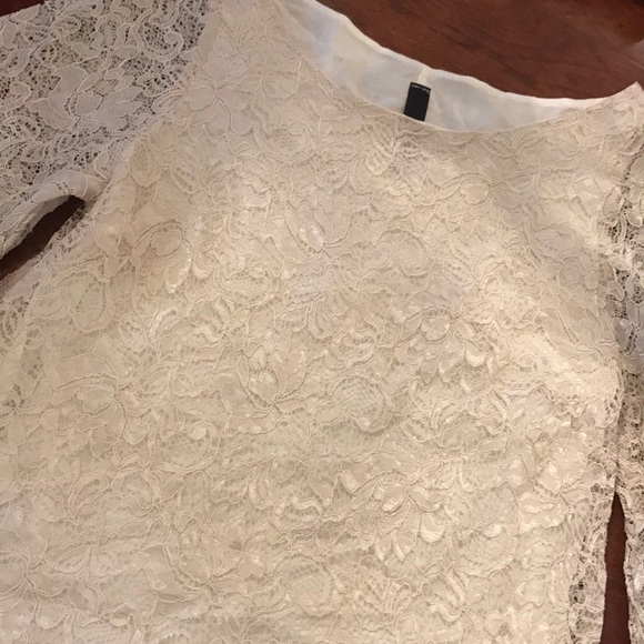 Lace bell sleeved dress - Picture 2 of 2