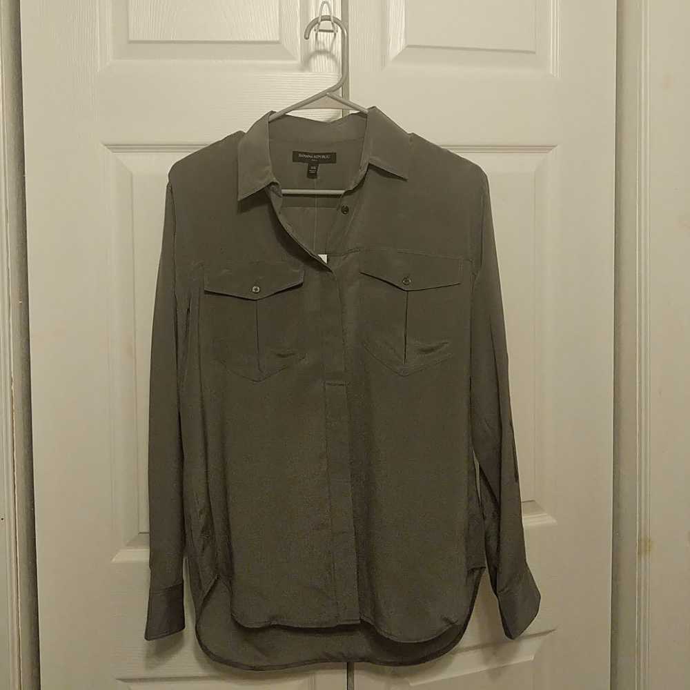 Banana republic XS 100% silk shirt