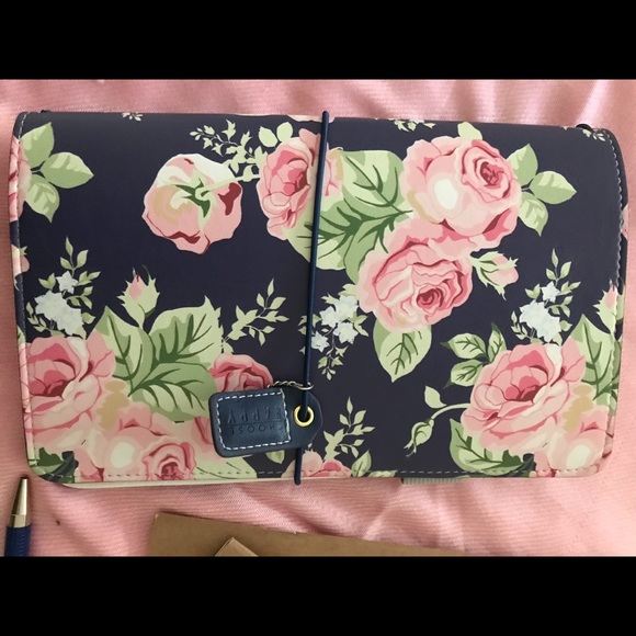 Webster’s Pages Navy Floral Traveler’s Notebook - Picture 2 of 5