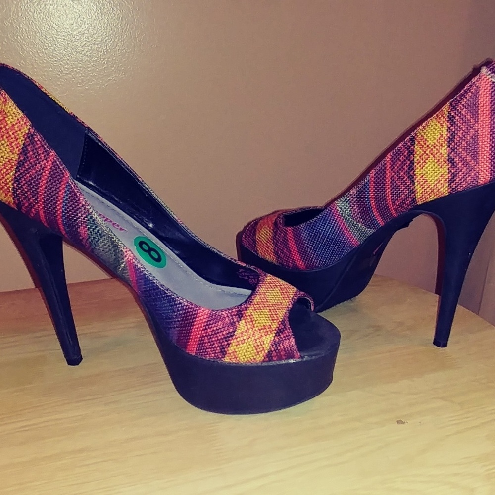 Ladies Shoe - Picture 2 of 3