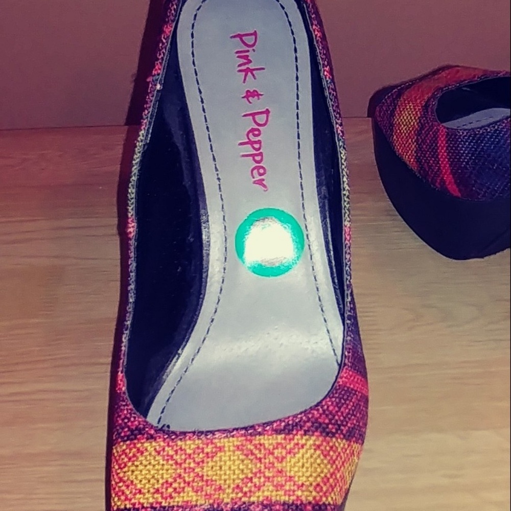 Ladies Shoe - Picture 3 of 3