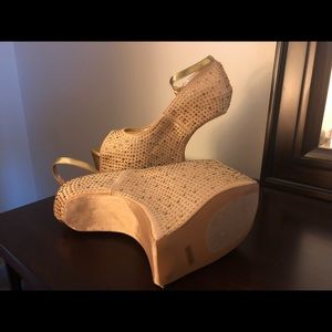 Gold gravity wedges