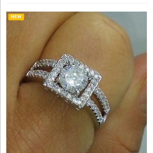 Stunning CZ Engagement Ring - Picture 2 of 4